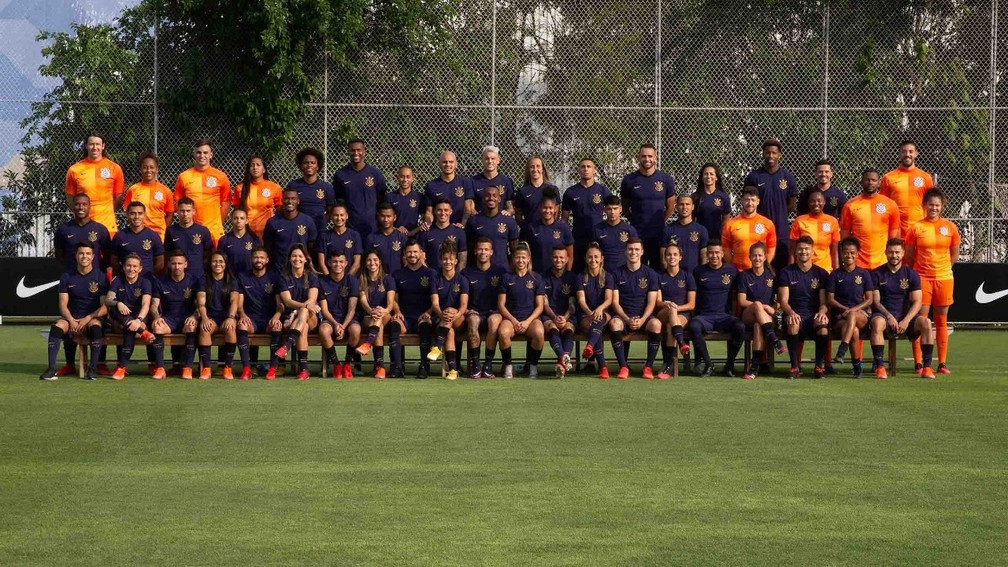 Equipes masculina e feminina do Corinthians com o novo uniforme roxo